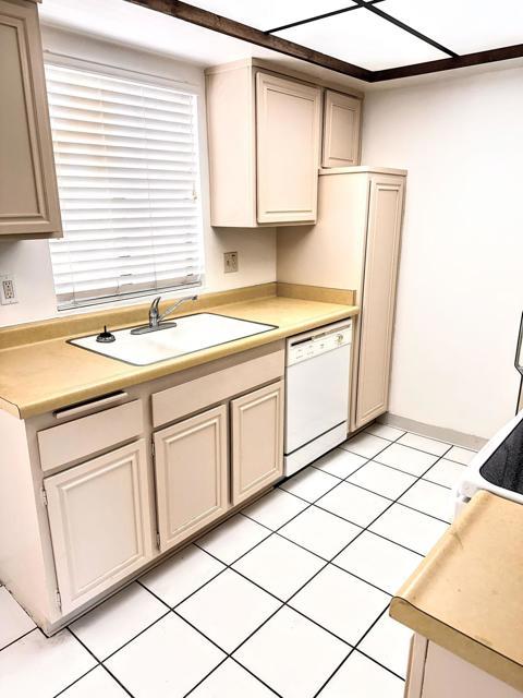 Image 3 of 22 For 1407 Sunrise Way 32