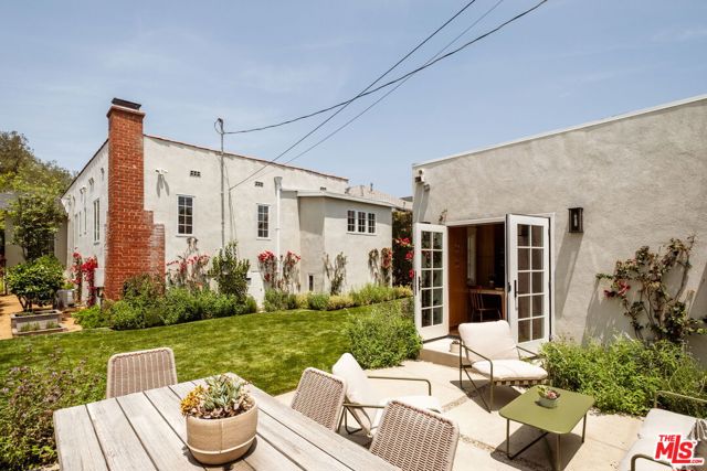 1068 Queen Anne Place, Los Angeles CA: https://media.crmls.org/mediaz/ef20b4b5-c0e5-4b5f-91fa-e8e0ae590c3c.jpg