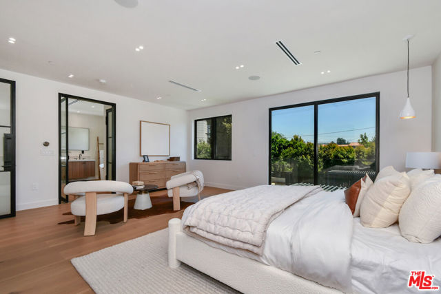 112 S Valley Street, Toluca Lake CA: https://media.crmls.org/mediaz/ef2117a7-9f60-464d-b853-7d289efada27.jpg
