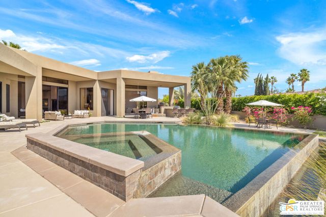 4 Paradise Cove Court, Rancho Mirage CA: https://media.crmls.org/mediaz/ef21abc7-cc77-42a5-b8f0-2bea65f02484.jpg