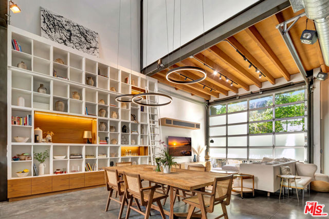 25 Brooks Avenue, Venice CA: https://media.crmls.org/mediaz/ef22356e-d907-48d1-84c5-c40f2632883a.jpg