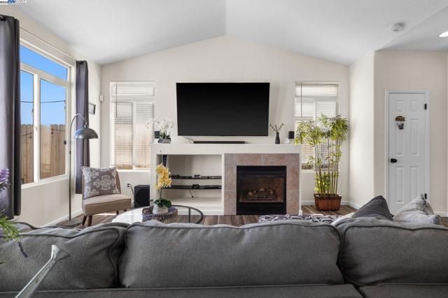 762 Rubier Way, Rio Vista CA: https://media.crmls.org/mediaz/ef2236d3-cab0-428b-9e24-94c5fc2e55da.jpg
