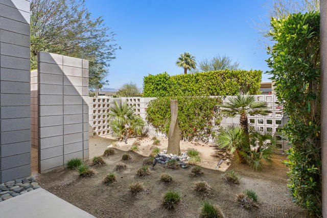 1069 Azure Court, Palm Springs CA: https://media.crmls.org/mediaz/ef234cc9-8675-4acb-936b-3649c14616ba.jpg