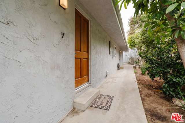 18203 Coastline Drive, Malibu CA: https://media.crmls.org/mediaz/ef2357d1-6f4e-4569-a8e0-8504652adc5c.jpg