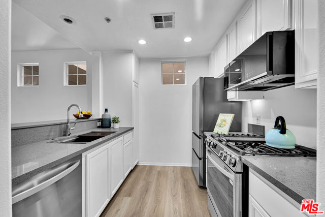 13075 Pacific, Playa Vista CA: https://media.crmls.org/mediaz/ef239afc-6333-46cf-a4e6-db3e44ef7682.jpg