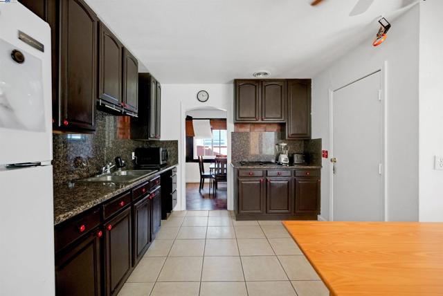 26361 Huntwood Aave, Hayward CA: https://media.crmls.org/mediaz/ef243ce6-488e-42c4-8a8c-4acd54b8efcc.jpg