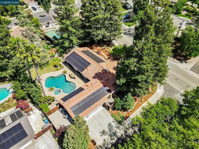 3180 Arbolado Dr, Walnut Creek CA: https://media.crmls.org/mediaz/ef252a47-e4d4-4bc5-88d9-55adec28f825.jpg