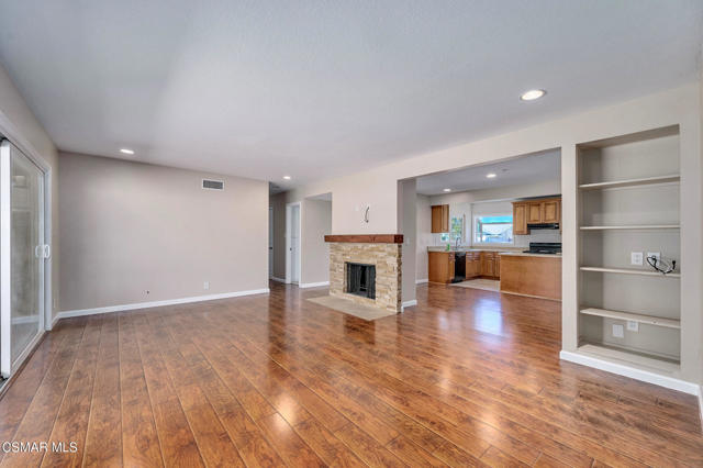 560 Randy Drive, Newbury Park CA: https://media.crmls.org/mediaz/ef25fb03-ab0d-4385-bb26-7c3a1b7c2a01.jpg