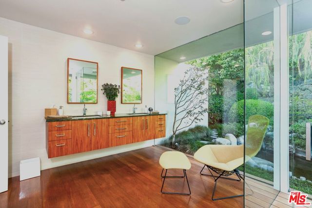 9263 Swallow Drive, Los Angeles CA: https://media.crmls.org/mediaz/ef261738-c4df-46f2-914a-60d062d2ca42.jpg