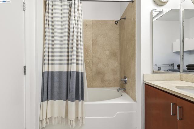 630 Thomas L Berkley Way, Oakland CA: https://media.crmls.org/mediaz/ef269d4e-ef22-4396-9395-974e60ceee90.jpg