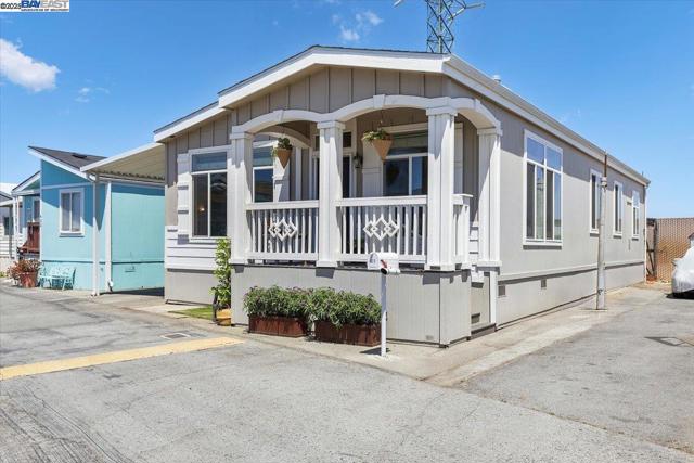 3015 E Bayshore Road #423, Redwood City CA: https://media.crmls.org/mediaz/ef2708d6-0db0-4e00-9a10-9c60b83e4bff.jpg