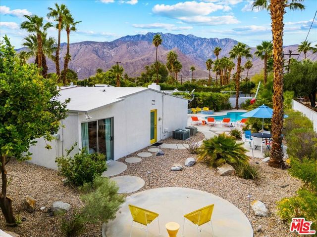 888 E Janet Circle, Palm Springs CA: https://media.crmls.org/mediaz/ef27181f-eda9-4bbf-82a7-1484da18e766.jpg