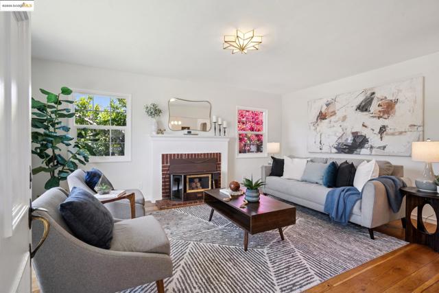 4332 Hyacinth Ave, Oakland CA: https://media.crmls.org/mediaz/ef27ac2a-6d4e-4255-9ad8-8ed7c88eeef4.jpg