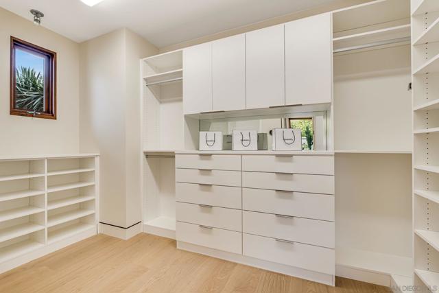 8070 La Jolla Scenic Dr N, La Jolla CA: https://media.crmls.org/mediaz/ef27e48e-36b0-4d96-82d9-4f0a48e96df7.jpg