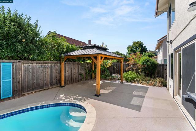 4403 Winterberry Ct, Concord CA: https://media.crmls.org/mediaz/ef280219-27d0-41aa-93f4-a9db3a246d74.jpg