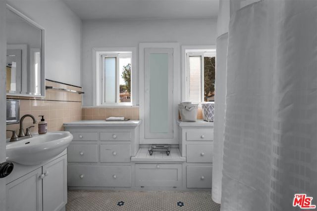 928 26th Street, Santa Monica CA: https://media.crmls.org/mediaz/ef286920-0c0b-4e4a-b0f7-bece2e58effd.jpg