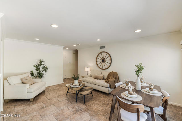 1569 Burning Tree Drive, Thousand Oaks CA: https://media.crmls.org/mediaz/ef287cc8-abe0-42ab-b97f-1e50babd4520.jpg