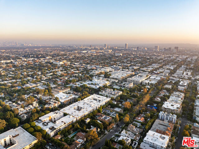 949 N Kings Road, West Hollywood CA: https://media.crmls.org/mediaz/ef2978f0-1957-446f-92f5-b4ba2e027274.jpg