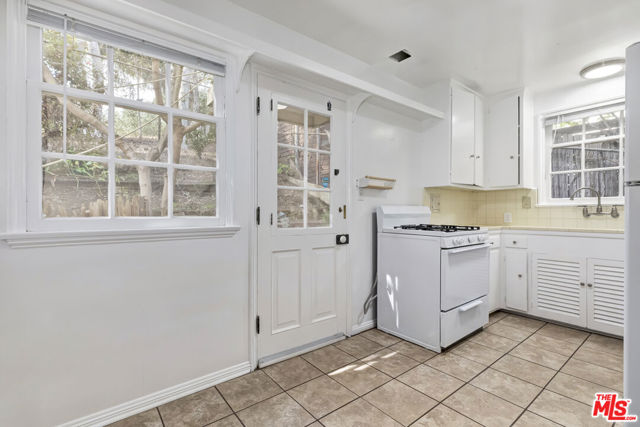 Drew Fenton | 271 Beloit Avenue Los Angeles CA | MLS: 7455926