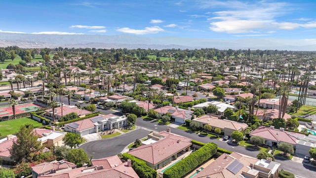 29 El Roble Court, Rancho Mirage CA: https://media.crmls.org/mediaz/ef2aab8e-c0c8-43bb-bba1-81a2ae6414b2.jpg