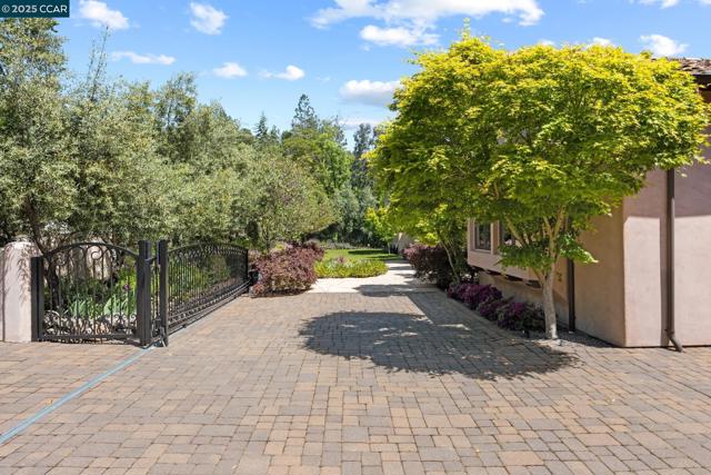 80 Rheem Blvd, Orinda CA: https://media.crmls.org/mediaz/ef2b2101-5a86-43ff-9b71-8303dfe4ded9.jpg