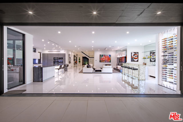 511 N Rexford Drive, Beverly Hills CA: https://media.crmls.org/mediaz/ef2b39e6-5ce5-425c-ab61-fb28e8185b0b.jpg