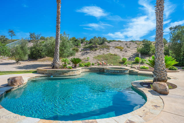 2462 Lost Canyons Drive, Simi Valley CA: https://media.crmls.org/mediaz/ef2c9e10-cc11-42b4-9faf-bc503e2116a7.jpg