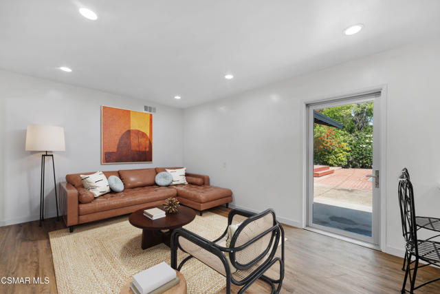 1558 Norwich Avenue, Thousand Oaks CA: https://media.crmls.org/mediaz/ef2d9002-2456-44e8-9db5-8debc21366eb.jpg