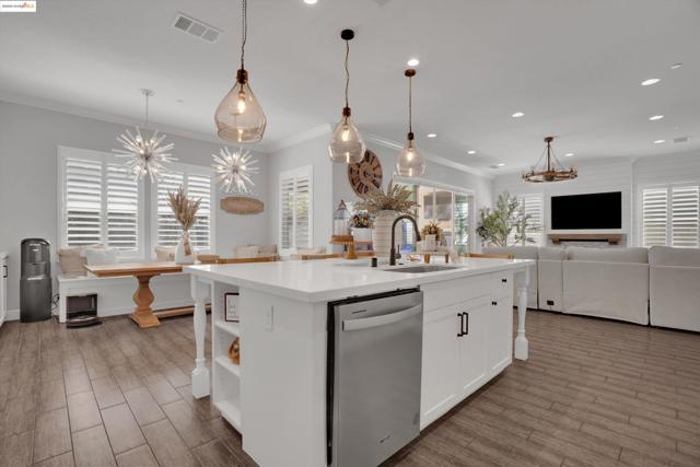 542 Harbor Cove Cir, Discovery Bay CA: https://media.crmls.org/mediaz/ef2dcd9d-929b-47fd-82d6-e8f0f80168d7.jpg