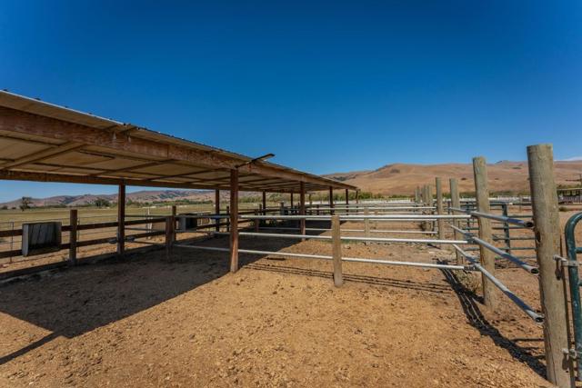 8440 Lovers Lane, Hollister CA: https://media.crmls.org/mediaz/ef2e7d06-c1f0-4e98-99c9-82a8a51d7dc6.jpg