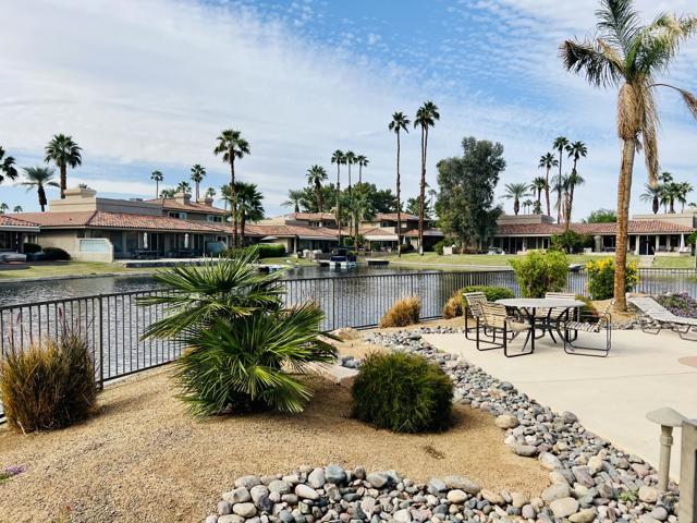 165 Lake Shore Drive, Rancho Mirage CA: https://media.crmls.org/mediaz/ef2eb3e8-2254-4403-8f68-68f3217ff1dd.jpg