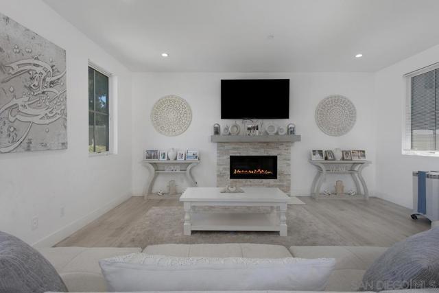 12410 Aria Ct, Poway CA: https://media.crmls.org/mediaz/ef2f8012-d035-4ced-9a28-fca474d3e872.jpg