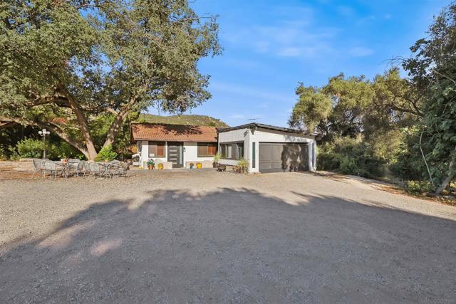 1722 Tierra Libertia Rd, Escondido CA: https://media.crmls.org/mediaz/ef3005ee-6e86-4085-9e2b-ad6b65a727e8.jpg