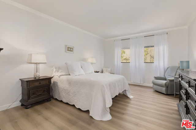 828 S Bedford Street, Los Angeles CA: https://media.crmls.org/mediaz/ef31261b-c48b-4837-b367-cbecb24513be.jpg