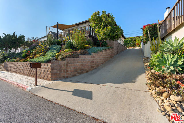 2141 El Jardin Avenue photo 2