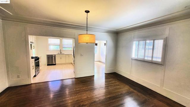 1137 Oakland Avenue, Piedmont CA: https://media.crmls.org/mediaz/ef32647e-ad78-404f-9c42-1b2f3ec91026.jpg