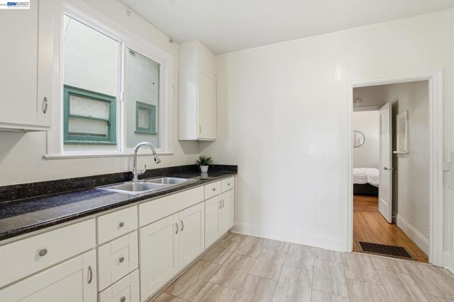 1424 Hampel St, Oakland CA: https://media.crmls.org/mediaz/ef32ea85-0fec-444b-9b4b-8c87fd59f71f.jpg