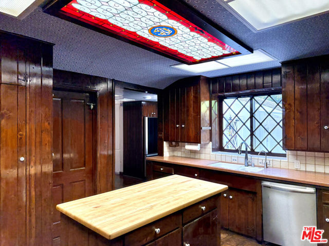 1754 Mandeville Canyon Road, Los Angeles CA: https://media.crmls.org/mediaz/ef34c31e-f176-4da6-8984-77bd0d92eedb.jpg