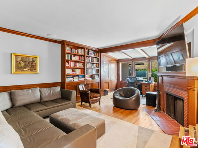 3818 Hollyline Avenue, Sherman Oaks CA: https://media.crmls.org/mediaz/ef358131-42f2-44dc-b201-fe5cf031829c.jpg