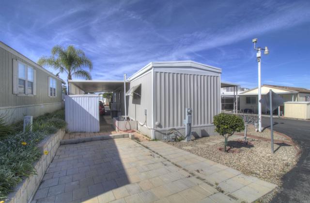 211 N Citrus Avenue, Escondido CA: https://media.crmls.org/mediaz/ef396a7b-decf-4b66-b491-4deb2cad07b9.jpg