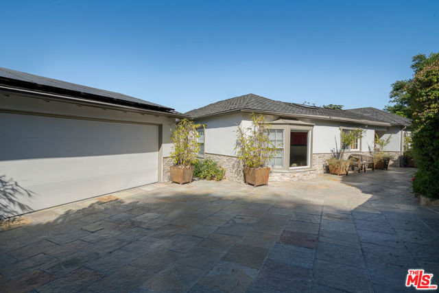 13477 Contour Drive, Sherman Oaks CA: https://media.crmls.org/mediaz/ef399fe3-dcdb-4900-ae9c-df087f09ca5f.jpg