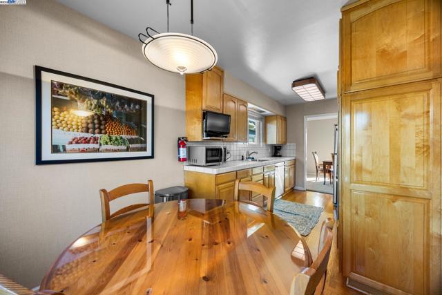 2461 Trenton Dr, San Bruno CA: https://media.crmls.org/mediaz/ef3a95c3-0ecd-4f17-922b-08a628d87a0d.jpg