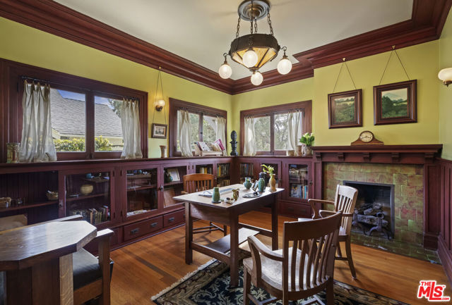 2102 W 24th Street, Los Angeles CA: https://media.crmls.org/mediaz/ef3ab3f1-a21d-4553-bb4c-64d9ceda5ac3.jpg