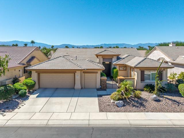 36531 Tallowood Drive, Palm Desert CA: https://media.crmls.org/mediaz/ef3bf754-c918-4cb7-935b-724fb1d6e789.jpg
