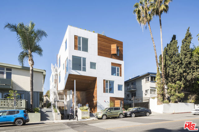 935 N San Vicente Boulevard, West Hollywood CA: https://media.crmls.org/mediaz/ef3c0627-3a0f-4949-81b3-59e6efc878af.jpg