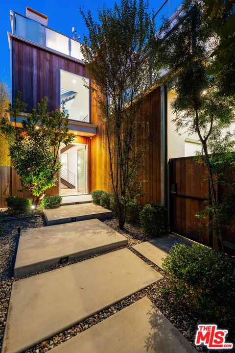 2004 Louella Avenue photo 2