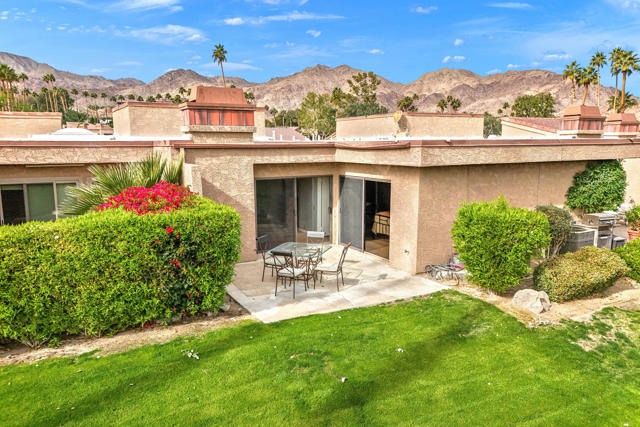 48980 Wildwood Lane, Palm Desert CA: https://media.crmls.org/mediaz/ef3c5181-726d-4a74-bd03-8a4f49554981.jpg