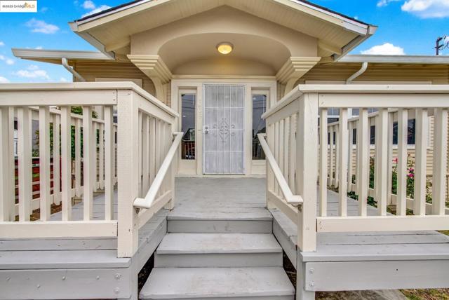 1009 106Th Ave, Oakland CA: https://media.crmls.org/mediaz/ef3d1916-7cb5-4d0c-8282-d32471cd8211.jpg