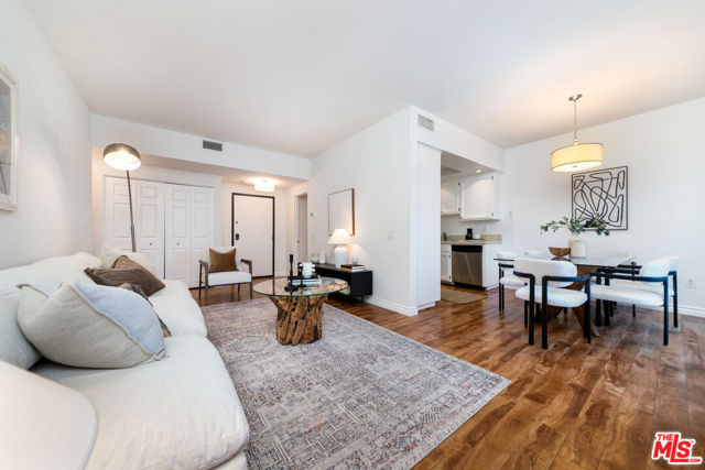 17914 Magnolia Boulevard, Encino CA: https://media.crmls.org/mediaz/ef3e592f-e378-4f26-8f5d-1a24b6978755.jpg