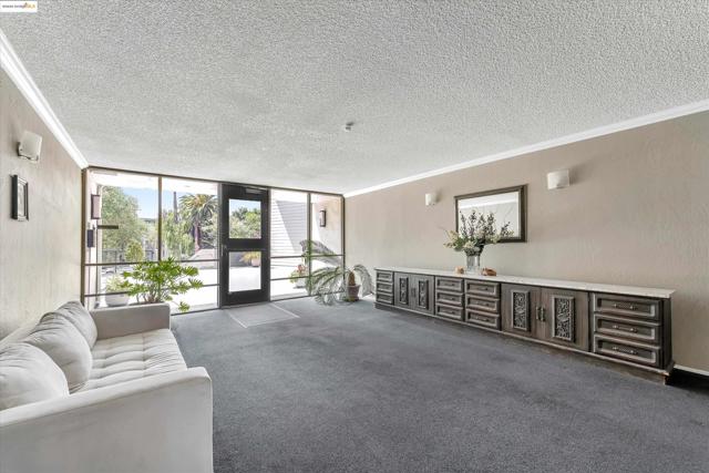 567 Oakland Ave, Oakland CA: https://media.crmls.org/mediaz/ef3e5a1f-52a3-4649-8a4b-454158456f9b.jpg